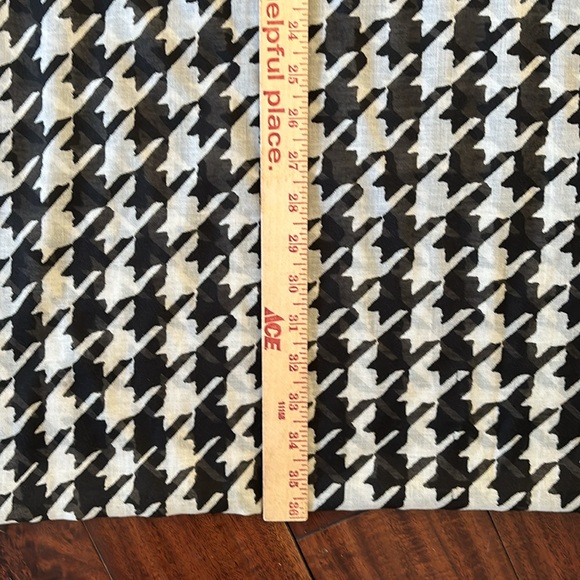 Express | houndstooth patterned polyester scarf wrap - Picture 9 of 11